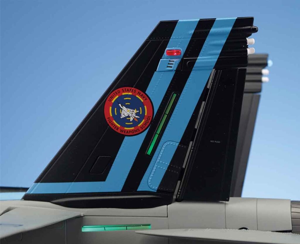 アメリカ海軍戦闘機兵器学校のオリジナルロゴになった垂直安定板